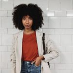 Cremefarbener Blazer zu Top und blauer Jeans