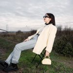 Mittelblaue Jeans mit Blazer und Ankle Boots