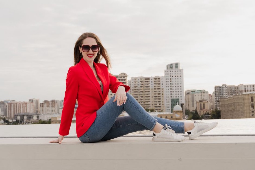 Leichter Blazer zu Streifenshirt und Jeans