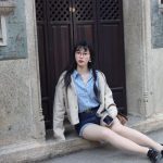 Cremefarbener Cardigan zu Jeans und Loafern