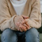 Frau in Strickpullover und Jeans