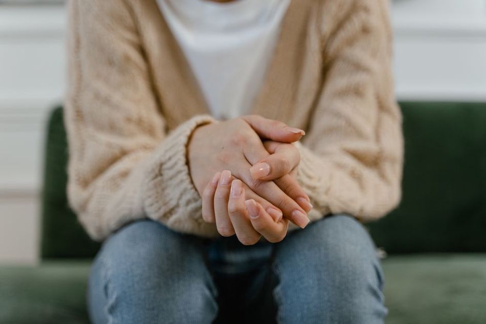 Frau in Strickpullover und Jeans