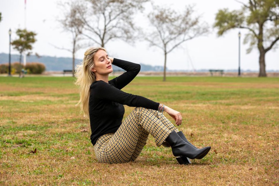 Weicher Strick zu schwarzer Hose und Ankle Boots