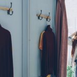 Blazer und Jeans mit unterschiedlich langen Säumen