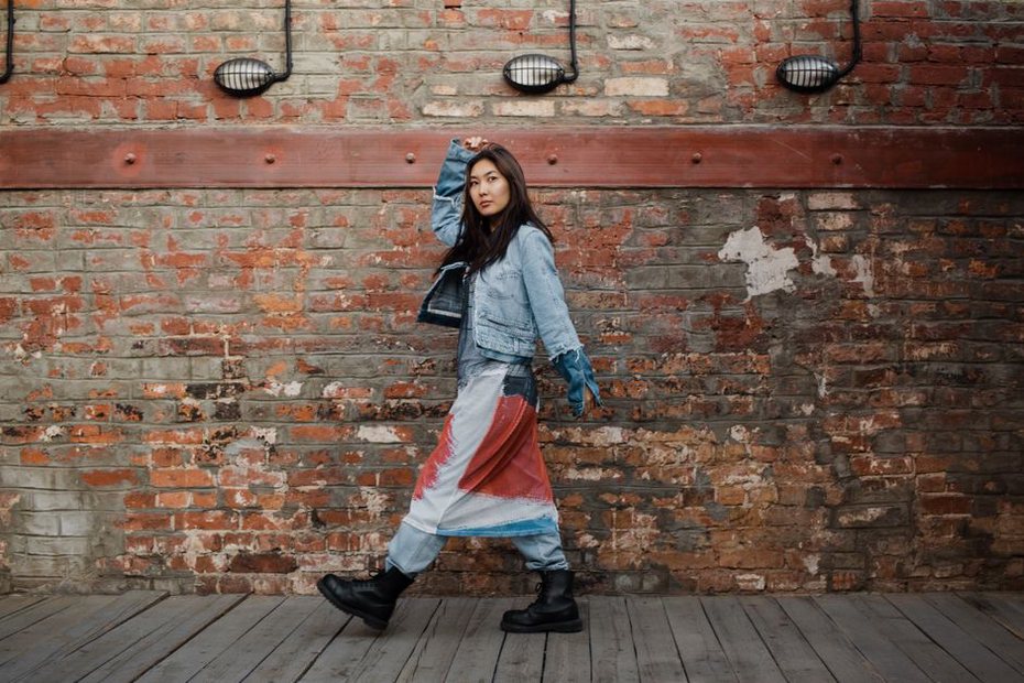 Geblümtes Kleid mit kurzer Jeansjacke und Boots
