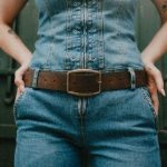 Schmaler Gürtel und gemustertes Tuch zu Denim