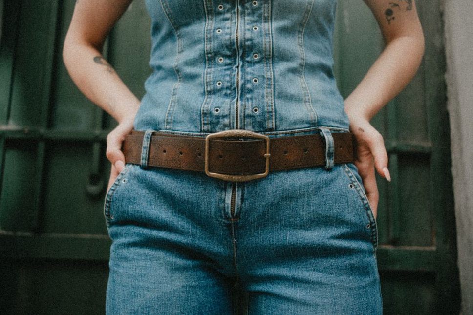 Schmaler Gürtel und gemustertes Tuch zu Denim