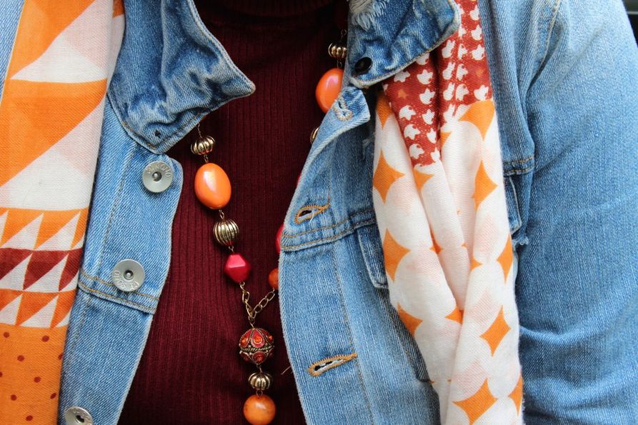 Jeans, Cardigan und gemustertes Tuch für einen Alltagslook