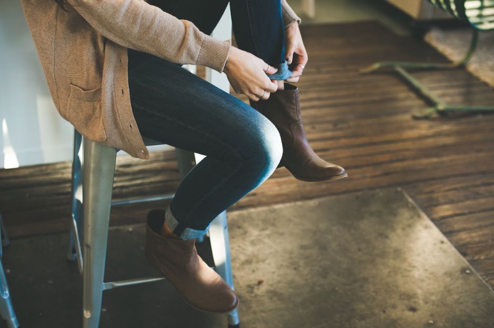 Cardigan, Jeans und Boots als griffbereite Winterlagen