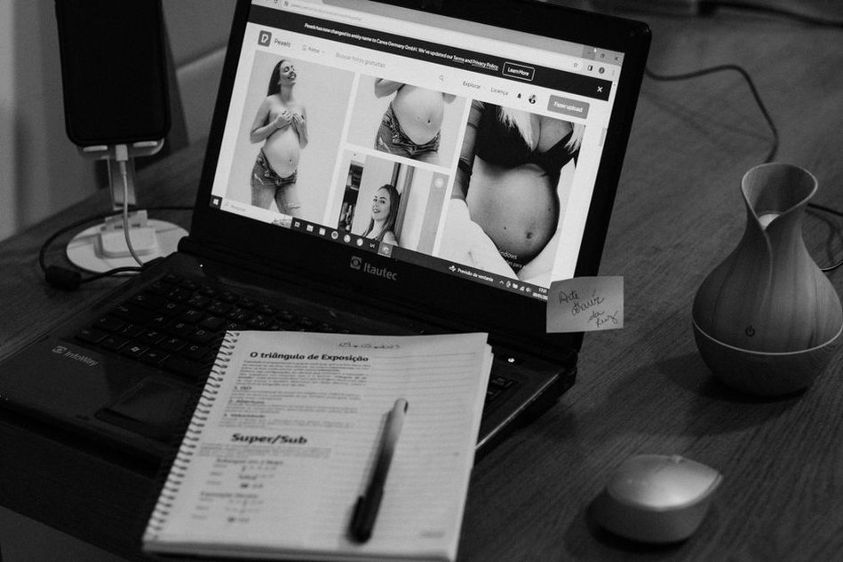 Notizen neben einer Suche am Laptop