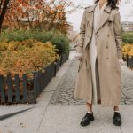 Gestreiftes Shirt unter Cardigan und offenem Trenchcoat