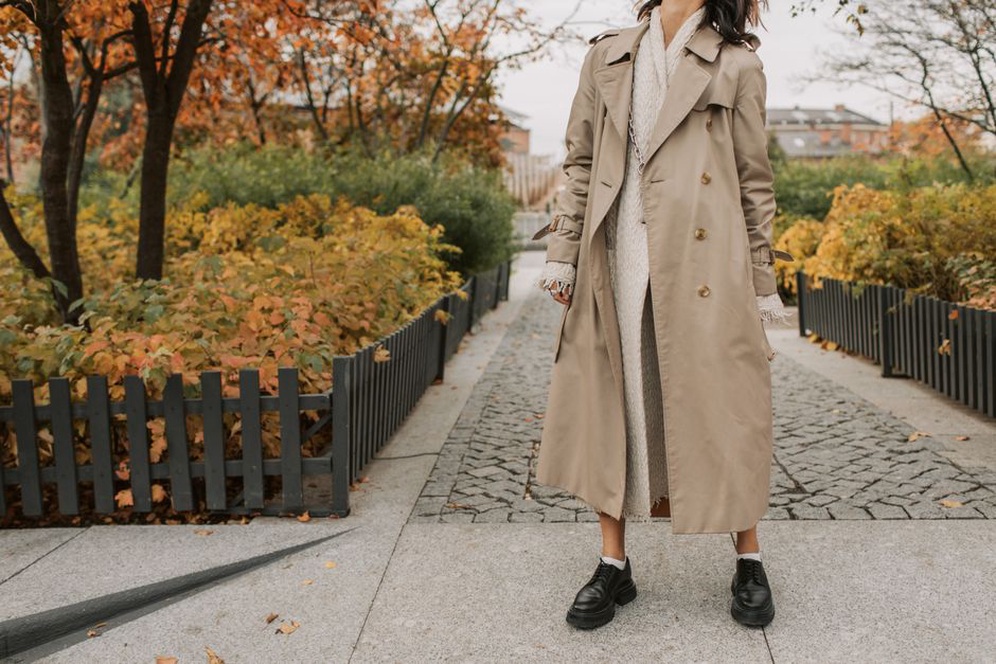 Gestreiftes Shirt unter Cardigan und offenem Trenchcoat