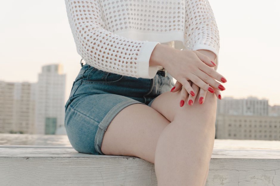 Lockerer Lochstrick zu hellen Denimshorts