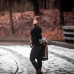 Langer Cardigan zu Jeans und flachen Stiefeletten