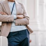 Dunkelblauer Blazer über hellem Oberteil und Stoffhose