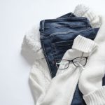 Blazer, Jeans und heller Pullover als gemeinsame Basis