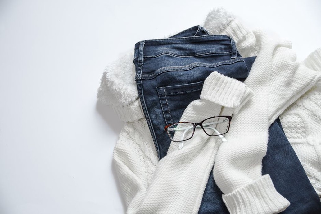 Blazer, Jeans und heller Pullover als gemeinsame Basis