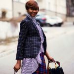 Dunkelblauer Blazer über Streifenshirt und Jeans