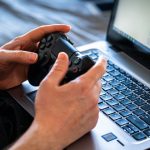 Spielkatalog wird am Laptop durchsucht