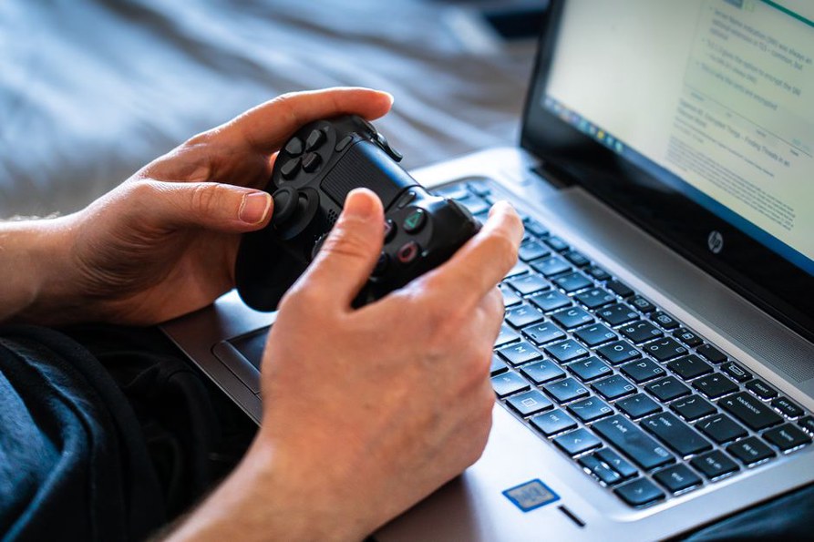 Spielkatalog wird am Laptop durchsucht