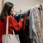 Blazer und Strickteile an einer Secondhand-Kleiderstange