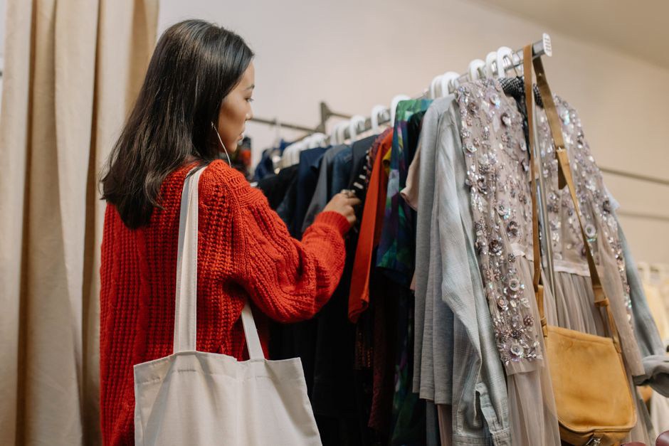 Blazer und Strickteile an einer Secondhand-Kleiderstange