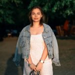 Dunkles Blümchenkleid mit kurzer Jeansjacke im Sommer