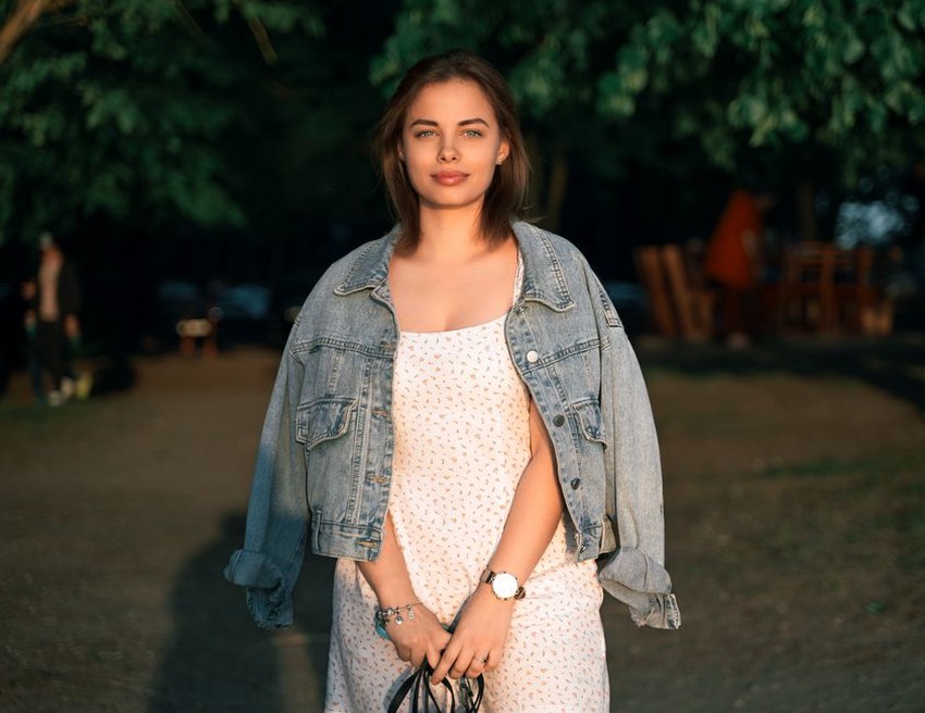 Dunkles Blümchenkleid mit kurzer Jeansjacke im Sommer