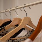 Feines Punktemuster und schmaler Kragen einer Bluse