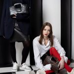 Cognacfarbene Henkeltasche zu Jeans und dunklem Blazer