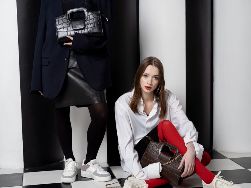 Cognacfarbene Henkeltasche zu Jeans und dunklem Blazer
