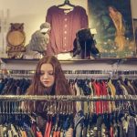 Blazer und Strick auf einer Secondhand-Kleiderstange