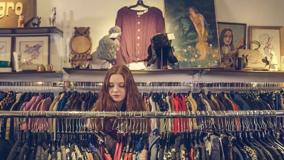 Blazer und Strick auf einer Secondhand-Kleiderstange