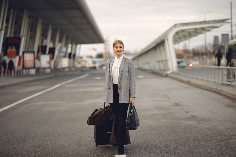 Jeans und Cardigan für die Zugreise