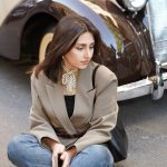 Dunkle Jeans und Blazer mit gemustertem Tuch