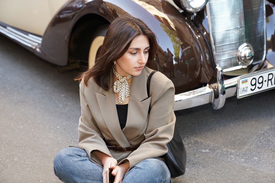 Dunkle Jeans und Blazer mit gemustertem Tuch