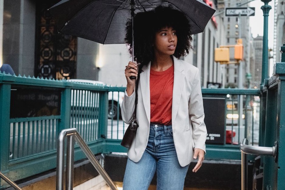 Unterwegs in Jeans, Blazer und flachen Schuhen